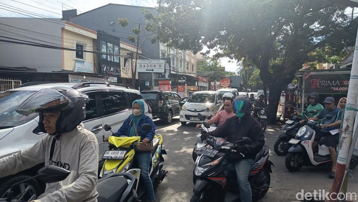 1746616456652-kemacetan-di-jalan-daeng-tata-raya-makassar-1746604076681_169