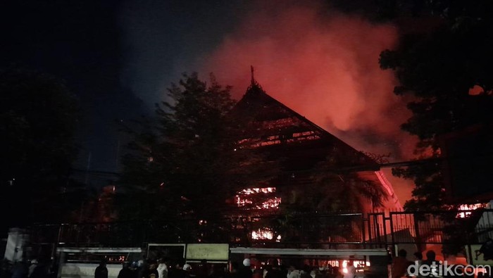 1756510043375-gedung-dprd-sulsel-dibakar-massa-di-makassar-1756488441169_169