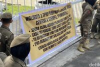 1757937451757-sejumlah-massa-melakukan-aksi-demonstrasi-di-depan-kantor-wali-kota-parepare-dan-membentangkan-spanduk-di-pagar-dengan-dijaga--1757916717305_169