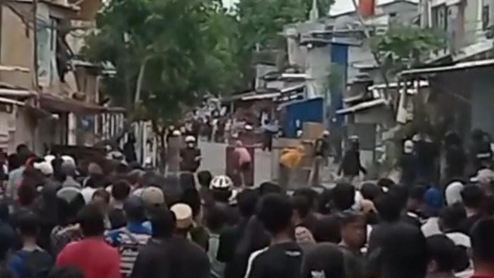 1758023709493-bentrokan-warga-di-jalan-tinumbu-kecamatan-tallo-kota-makassar-1758001480964_169