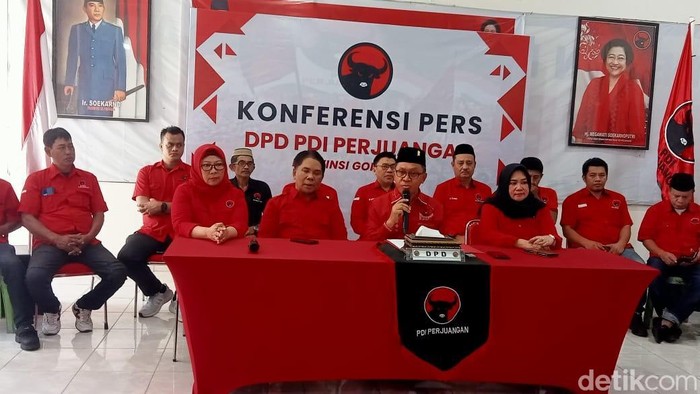 1758433775567-dpd-pdip-gorontalo-saat-konferensi-pers-soal-kadernya-yang-juga-anggota-dprd-provinsi-gorontalo-wahyudin-moridu-yang-viral-mau-1758426831804_169