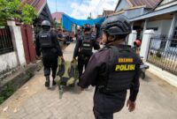 1758736749622-tim-gegana-sat-brimob-polda-sulsel-mengamankan-granat-dari-rumah-warga-di-maros-1758706808837_169