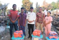 1758780610710-bupati-soppeng-suwardi-haseng-menyerahkan-bantuan-ke-korban-kebakaran-1758774069297_169