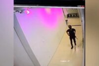 1758823084779-penampakan-oknum-tni-inisial-praka-s-membawa-senjata-api-laras-panjang-sebelum-mengamuk-di-salah-satu-bank-bumn-di-gowa-1758795536925_169