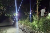 1760680720316-tim-sar-melakukan-pencarian-terhadap-balita-yang-hilang-diduga-terjatuh-di-irigasi-kabupaten-luwu-1760668084758_169