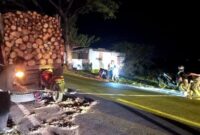 1760680732150-motor-menabrak-truk-yan-berhenti-di-jalanan-di-takalar-1760666779038_169