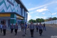 1760701567160-polres-parepare-saat-mengecek-kesiapan-laga-psm-vs-arema-di-stadion-gelora-bj-habibie-parepare-1760688556871_169