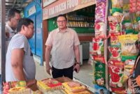 1761199221775-bapanas-melakukan-sidak-pengendalian-harga-beras-di-pasar-pabaeng-baeng-makassar-1761192492732_169