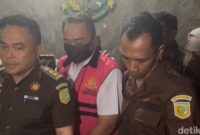 1761199238229-kejati-sultra-menetapkan-3-mantan-pejabat-badan-penghubung-sultra-tersangka-korupsi-belanja-bbm-1761189505262_169