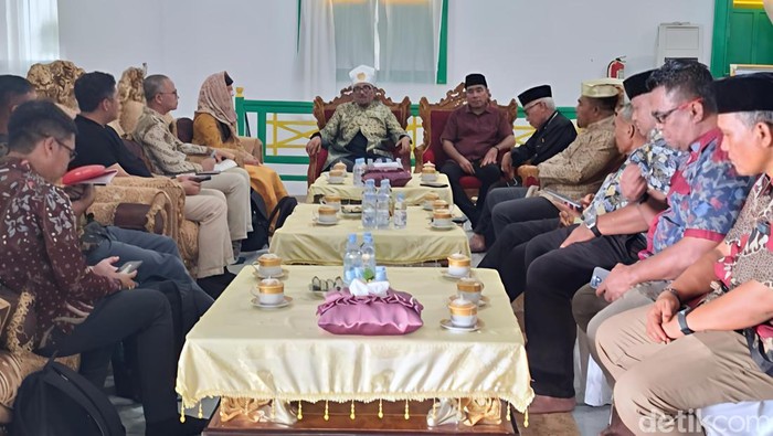 1761241718208-pertemuan-badan-perencanaan-pembangunan-nasional-dengan-kesultanan-tidore-terkait-pengembangan-dan-penataan-kawasan-ibu-kota-m-1761218871978_169