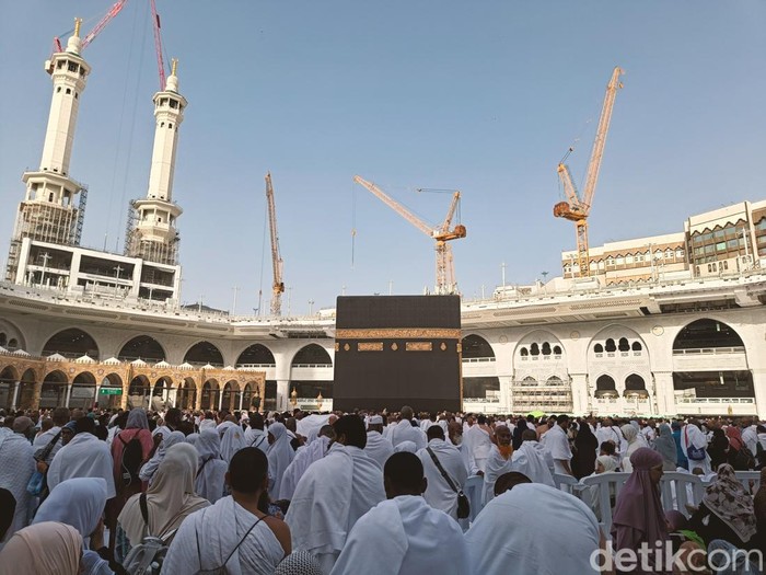 1761328413436-suasana-di-kabah-masjidil-haram-2_43