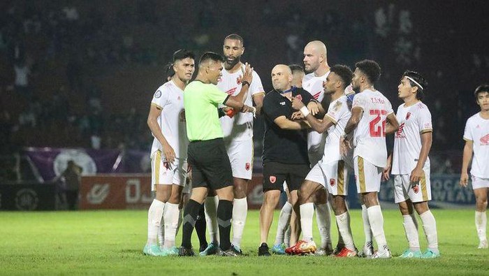 1761371161701-pelatih-psm-makassar-bernardo-tavares_169