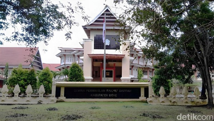 1761392557410-gedung-dprd-kabupaten-bone-1760601164920_169