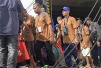 1761392829237-139-pmi-yang-dideportasi-dari-malaysia-tiba-di-pelabuhan-parepare-1761369937781_169