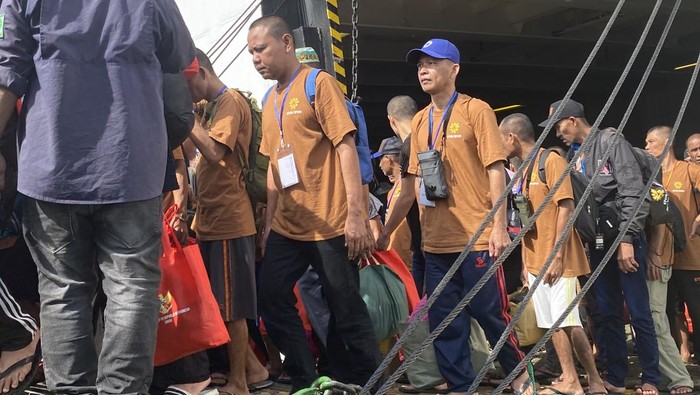 1761392829237-139-pmi-yang-dideportasi-dari-malaysia-tiba-di-pelabuhan-parepare-1761369937781_169