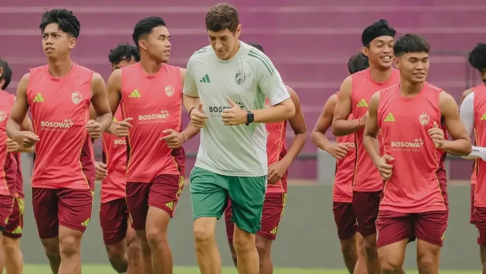 1761392834934-psm-makassar-menggelar-latihan-di-stadion-brawijaya-jelang-melawan-persik-kediri-1761364770044_169
