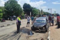 1761414313436-prsoes-evakuasi-mobil-terbalik-di-parepare-1761391511462_169