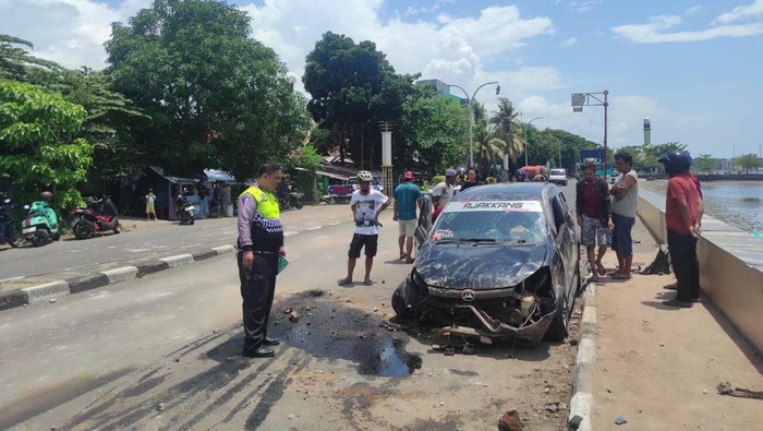 1761414313436-prsoes-evakuasi-mobil-terbalik-di-parepare-1761391511462_169