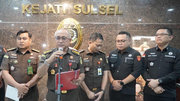 1761457512890-kejati-sulsel-saat-merilis-kasus-kredit-fiktif-di-bank-bumn-di-bulukumba-1761451587055_169