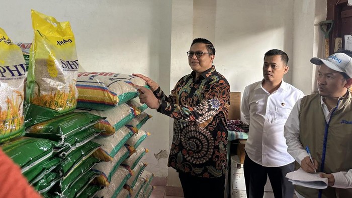 1761457518540-direktur-pengawasan-penerapan-standar-keamanan-dan-mutu-pangan-bapanas-brigjen-hermawan-melakukan-sidak-di-pasar-sentral-soppe-1761449565179_169
