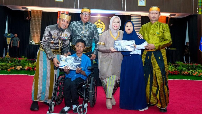1761457630866-gubernur-dan-wakil-gubernur-sulsel-andi-sudirman-sulaiman-fatmawati-rusdi-menyerahkan-bantuan-pendidikan-kepada-siswa-disabili-1761443299620_169