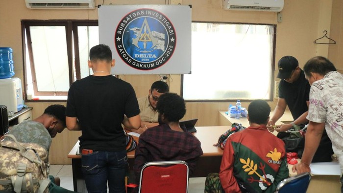 1761479174703-polisi-menangkap-dua-pelaku-penyelundup-amunisi-di-pelabuhan-jayapura-1752794715172_169