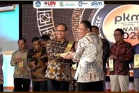 1761500973378-wakil-rektor-bidang-akademik-dan-kemahasiswaan-unhas-muhammad-ruslin-saat-menerima-penghrgaan-di-pkm-awards-2025-dokumen-istim-1761482234292_169