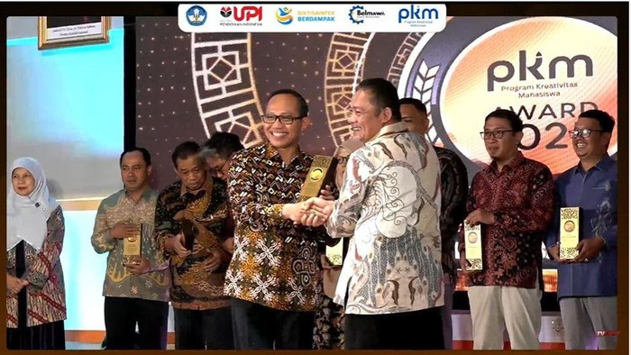 1761500973378-wakil-rektor-bidang-akademik-dan-kemahasiswaan-unhas-muhammad-ruslin-saat-menerima-penghrgaan-di-pkm-awards-2025-dokumen-istim-1761482234292_169