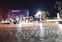 1761544670761-banjir-merendam-jalan-poros-parepare-barru-yang-mengakibatkan-lalu-lintas-macet-1761539802986_169