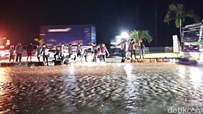 1761544670761-banjir-merendam-jalan-poros-parepare-barru-yang-mengakibatkan-lalu-lintas-macet-1761539802986_169