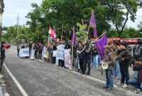 1761544925073-mahasiswa-unm-menggelar-aksi-demo-terkait-kasus-dugaan-pelecehan-seksual-oleh-oknum-dosen-berinisial-k-terhadap-mahasiswa-di-k-1761533362589_169