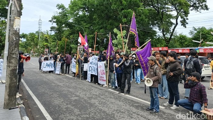 1761544925073-mahasiswa-unm-menggelar-aksi-demo-terkait-kasus-dugaan-pelecehan-seksual-oleh-oknum-dosen-berinisial-k-terhadap-mahasiswa-di-k-1761533362589_169