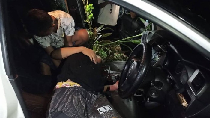 1761545024491-pria-bernama-husain-35-ditemukan-tewas-di-dalam-mobil-diduga-akibat-ditembak-oleh-pengendara-motor-di-polman-1758446310431_169