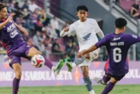 1761566391192-bek-psm-makassar-daffa-salman-berduel-dengan-pemain-persik-kediri-dalam-laga-super-league-20252026-di-stadion-brawijaya-1761543004772_169