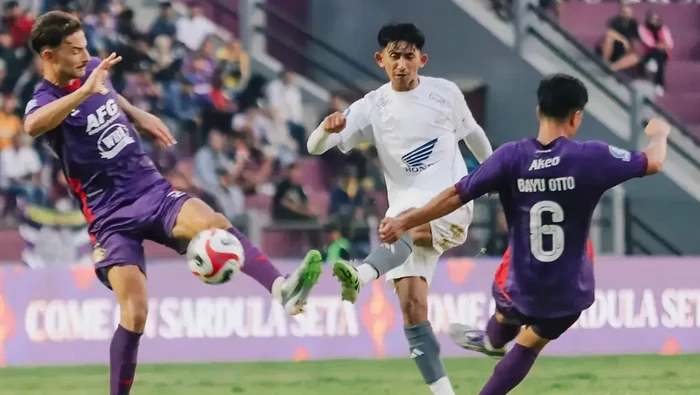 1761566391192-bek-psm-makassar-daffa-salman-berduel-dengan-pemain-persik-kediri-dalam-laga-super-league-20252026-di-stadion-brawijaya-1761543004772_169