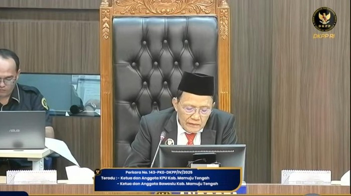 1761587709139-majelis-sidang-kode-etik-dkpp-saat-membacakan-putusan-1761560359453_169
