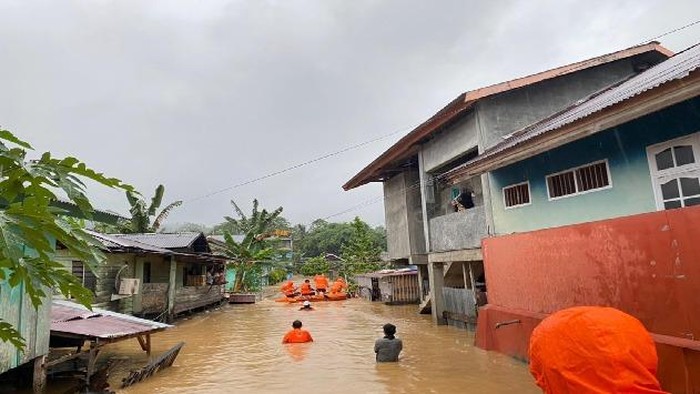 1761631258588-banjir-menerjang-kecamatan-baolan-kabupaten-tolitoli-1761622869362_169