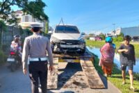 1761631329638-proses-evakuasi-mobil-terjun-ke-kanal-di-gowa-1761618286262_169