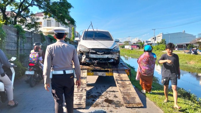 1761631329638-proses-evakuasi-mobil-terjun-ke-kanal-di-gowa-1761618286262_169