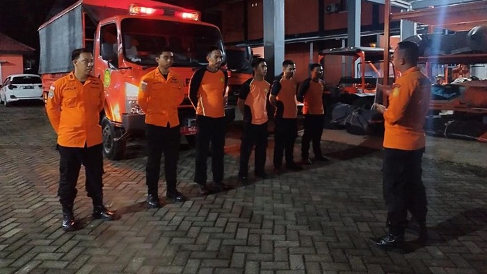 1761631367797-tim-sar-bersiap-melakukan-pencarian-balita-jatuh-dari-kapal-di-pangkep-1761614232600_169
