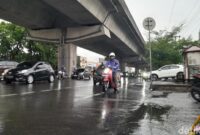 1761631423442-kondisi-hujan-deras-di-jalan-ap-pettarani-makassar-1_169