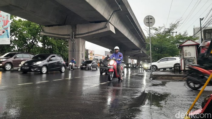 1761631423442-kondisi-hujan-deras-di-jalan-ap-pettarani-makassar-1_169