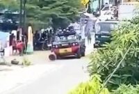 1761652407526-massa-melempari-mobil-rantis-brimob-saat-penggerebekan-bandar-narkoba-di-palu-1761295600668_169
