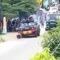 1761652407526-massa-melempari-mobil-rantis-brimob-saat-penggerebekan-bandar-narkoba-di-palu-1761295600668_169