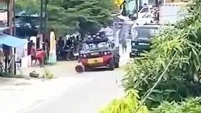 1761652407526-massa-melempari-mobil-rantis-brimob-saat-penggerebekan-bandar-narkoba-di-palu-1761295600668_169