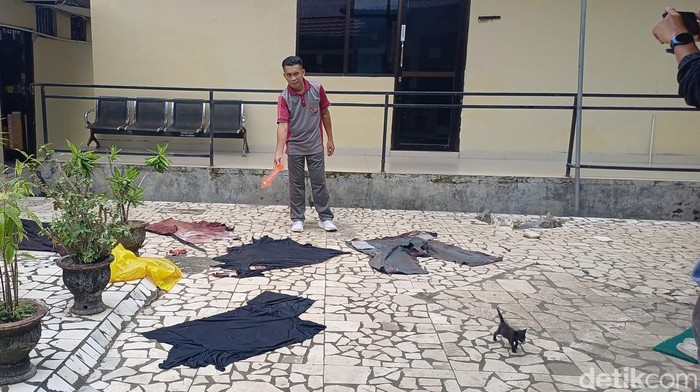 1761652428849-polisi-olah-tkp-duel-maut-2-pria-di-pangkep-1761638934030_169