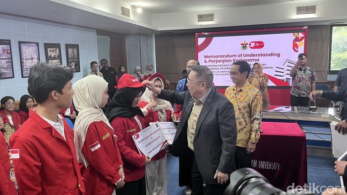 1761652466501-penyerahan-simbolis-beasiswa-untuk-mahasiswa-pertanian-unhas-usai-penandatanganan-mou-unhas-dan-jhl-group-1761635544965_169