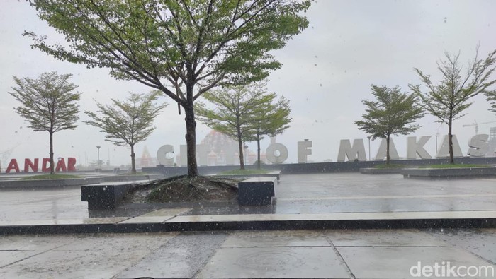 1761673787308-ilustrasi-cuaca-hujan-di-kota-makassar-4_169