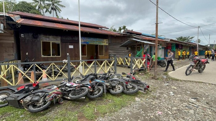 1761717683203-kantor-spkt-polres-mamberamo-raya-rusak-diserang-massa-membawa-senjata-tajam-1761713493145_169