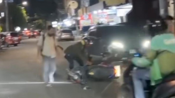 1761717736292-kecelakaan-motor-di-depan-hotel-di-jalan-lasinrang-makasssar-1761710960723_169